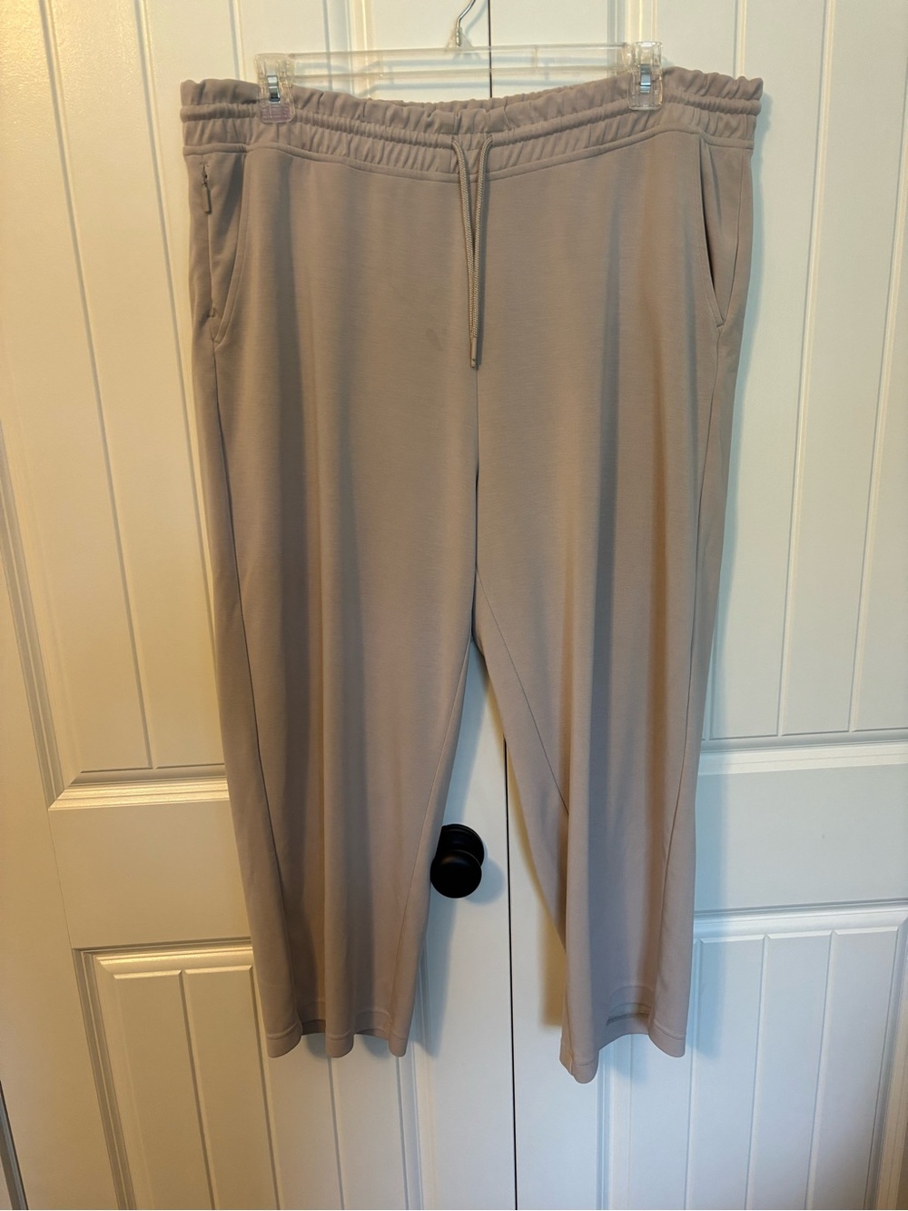 Athleta Taupe Cropped Seasoft Pants